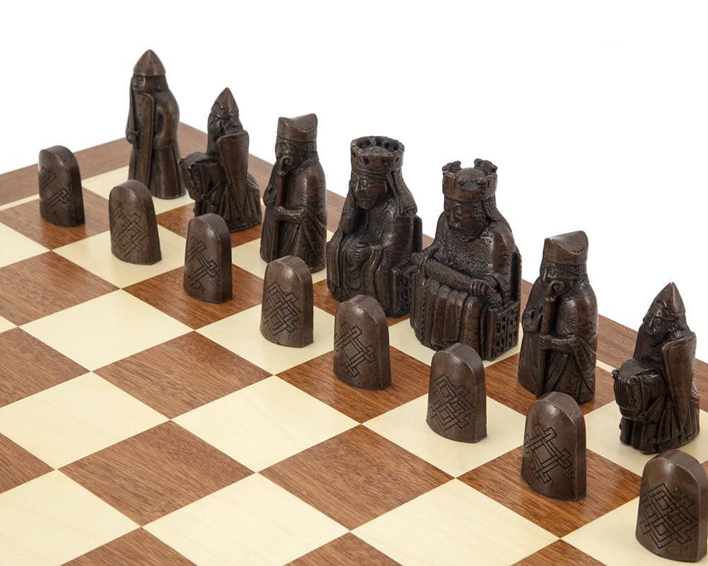 Juego De Ajedrez Isle Of Lewis – Tablero De Caoba 15.75" Y Piezas De Resina De Piedra, Caja De Almacenamiento De Ébano