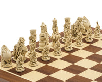 Juego de ajedrez Berkeley Chess "Alicia en el País de las Maravillas" en rojizo y caoba