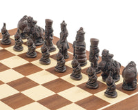 Juego de ajedrez Berkeley Chess "Alicia en el País de las Maravillas" en rojizo y caoba