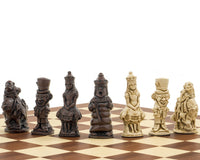 Juego de ajedrez Berkeley Chess "Alicia en el País de las Maravillas" en rojizo y caoba