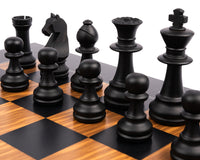 Juego de ajedrez Staunton Deluxe en negro y oliva de Rechapados Ferrer con estuche