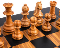 Juego de ajedrez Staunton Deluxe en negro y oliva de Rechapados Ferrer con estuche
